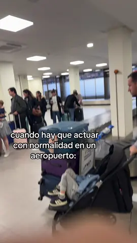 Cuando hay que actuar con normalidad en un aeropuerto: #risas #humor #viralcomedia🤣🤣 #pimpeano 