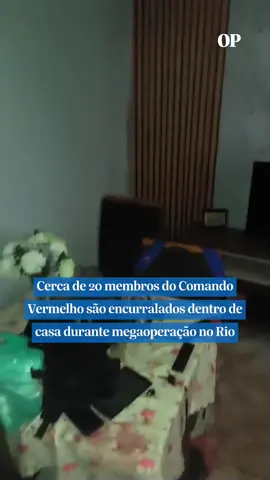 Cerca de 20 membros do Comando Vermelho são encurralados dentro de casa durante megaoperação no Rio de Janeiro. As imagens foram feitas pela moradora da casa que foi feita de refém e forçada pelos criminosos a gravar o vídeo, para garantir que a polícia não usasse de violência. De acordo com um dos criminosos, um homem já estava morto no chão: 