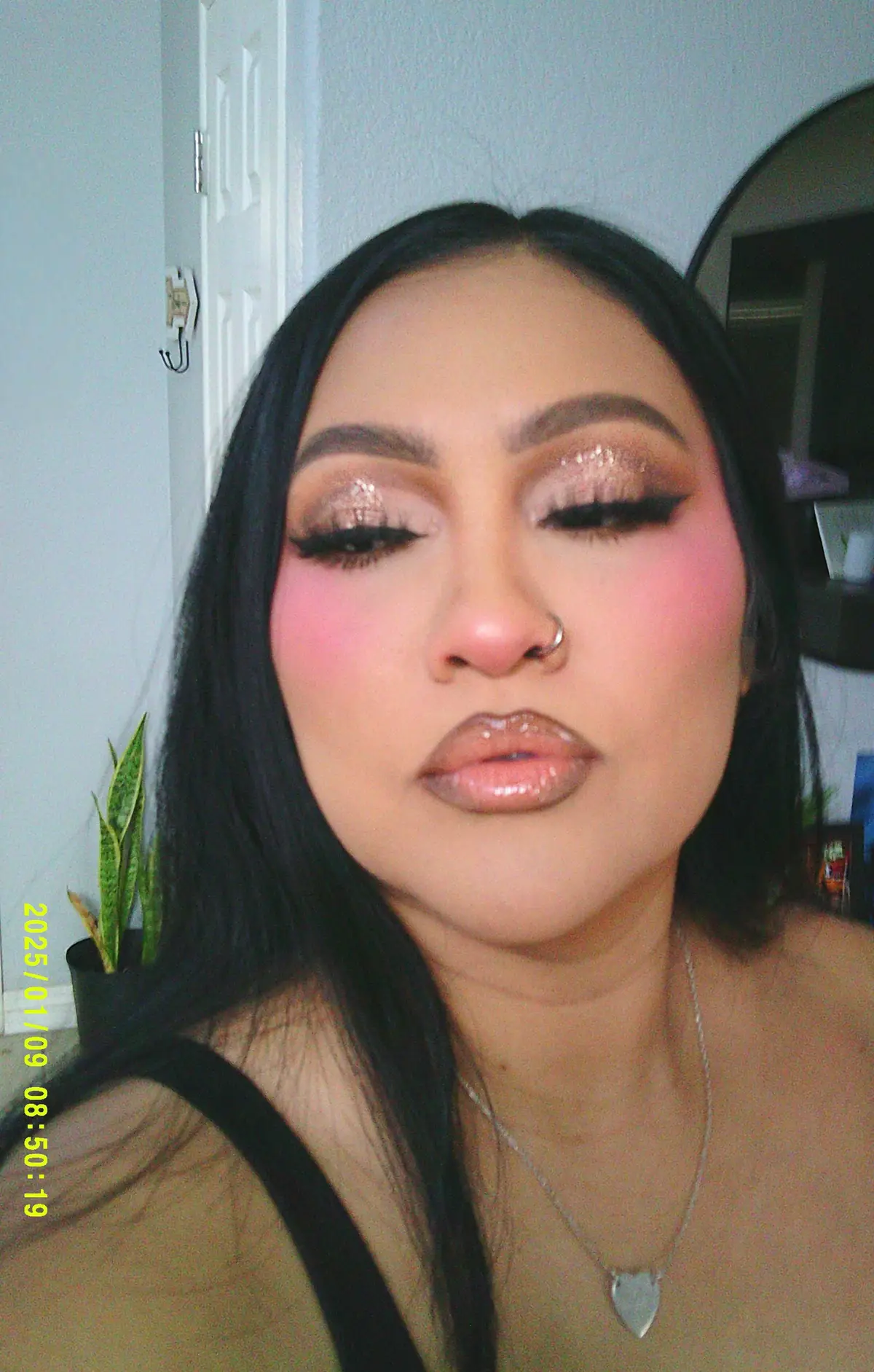 I recreated KING KYLIE’S MAKEUP LOOK and I’m obsessed. I’ll post tutorial soon so stay tuned #kingkylie #kyliejenner #kylie #glittermakeup #cutcrease 