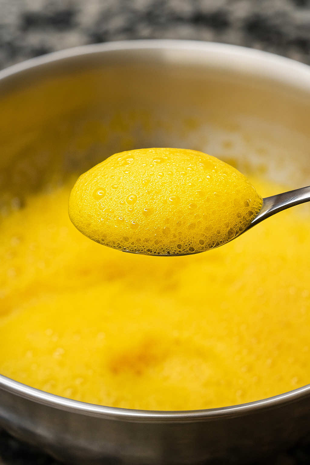 ✨ Lo que los restaurantes caros no quieren que sepas: Receta completa en mi perfil de Gronda, tienes el link en la bio 👨🏻‍🍳 Te están vendiendo aire literalmente… 💨😏 Y lo mejor: ¡puedes hacerlo tú mismo desde casa! 👨🏻‍🍳🔥 Hoy te enseño a preparar un AIRE DE ZANAHORIA 🥕 una técnica de cocina moderna que aporta ligereza, aroma y matices a tus platos. Perfecta para dar ese toque gourmet y visual que parece sacado de un restaurante con estrella Michelin ⭐ Solo necesitas: 🥕 Zumo de zanahoria natural 🫧 Lecitina de soja ⚡ Un batidor de mano o túrmix Bates unos segundos… y ¡listo! obtienes una espuma etérea, sabrosa y aromática que elevará tus recetas al siguiente nivel 🚀 💡 5 MANERAS DE USAR EL AIRE DE ZANAHORIA COMO UN CHEF: 1️⃣ Sobre un tartar de salmón o atún para un acabado elegante 🐟 2️⃣ En una crema fría o gazpacho, aportando frescor y contraste 🥣 3️⃣ Encima de un risotto o pasta con marisco 🍤 4️⃣ Con verduras asadas o crema de calabaza, realzando los tonos dulces 🍠 5️⃣ Incluso en un cóctel o aperitivo, con un toque cítrico o jengibre 🍹 Sutil, aromático y espectacular. Eso que ves en los platos más caros… ahora lo puedes tener en tu cocina 💫 Atención ‼️ Aún no es navidad, pero os traigo regalos 🎁  🌐 Entra en www.cuchilleriasimon.com 🎁 Regalo para todos mis seguidores: usa el código “Marcdiaschef” y consigue -6% de descuento directo en todo lo que pidas en @simonseleccion   👨🏻‍🍳 ¡Recuerda nombrar que vienes de mi parte! ❤️ Además, si quieres los mejores ingredientes para tus creaciones: 🔐 Usa el cupón “MARC” en @ingredissimo y recibe un -10% de descuento en todas tus compras. - - #aire #airedezanahoria #zanahoria #estrellamichelín #michelinguide 