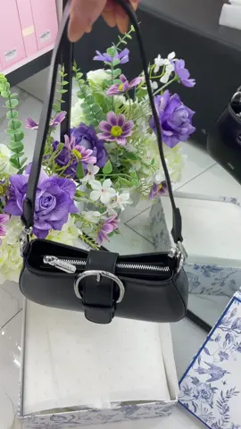 🎀 Túi nhỏ – khí chất lớn. Dành cho cô nàng yêu sự tinh tế 💋    #hapas #tuixachnu #tuideovai #OOTD 