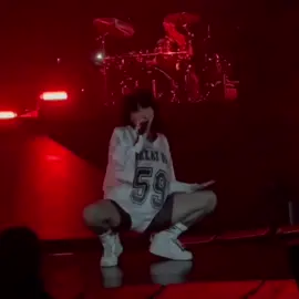 não liguem pro erro, tá? AKAKKAKAKAKAKAA#eilish #billie 