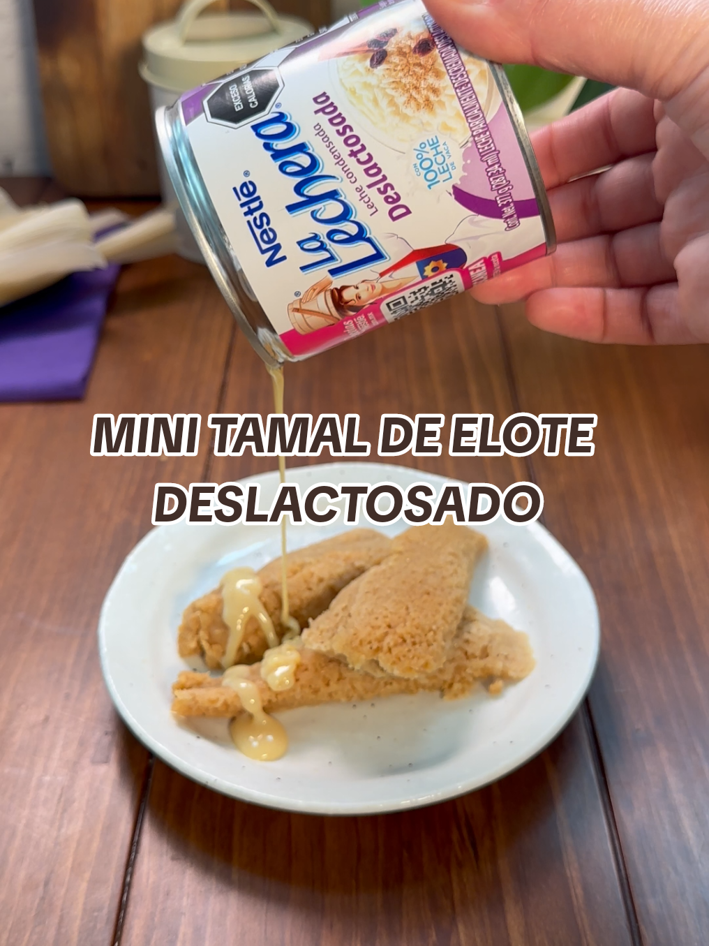 😋🌽 Mini tamales de elote deslactosados + CARNATION® CLAVEL® y LA LECHERA® = ¡serán tus favoritos de temporada! 💛🍴 INGREDIENTES: 2 1/2 Tazas de granos de elote amarillo 1 Lata de Leche Evaporada CARNATION® CLAVEL® Deslactosada 1/2 Taza de agua 200 Gramos de manteca vegetal 2 Tazas de harina nixtamalizada, para tamal 1 1/2 Cucharadas de polvo para hornear 1 Lata de Leche Condensada LA LECHERA® Deslactosada 1 Cucharada de esencia de vainilla 20 Hojas de maíz para tamal, hidratadas en agua caliente y cortadas de 22 a 24 cm 1/3 Taza de Leche Condensada LA LECHERA® Deslactosada #RecetasNestlé #Recetas #Tamales #FY #FoodTok 