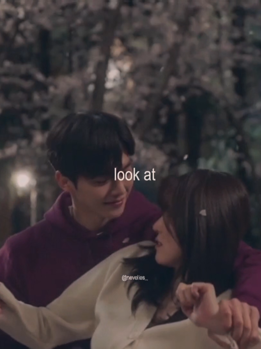 Jae‑eon quería amor, quería que alguien lo viera de verdad. Porque existo, existo… Sonreía mientras el vacío lo abrazaba, esperando que alguien dijera: “Te amo, y me quedo contigo”. #kdramas #songkang #hansohee #nevelies #neverthelees 