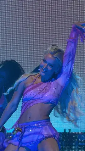 blue moon at the opening night of the midnight sun tour!! 🌙💙 @Zara Larsson #zaralarsson #zaralarssonlive #zaralarssontour #midnightsuntour #bluemoon 