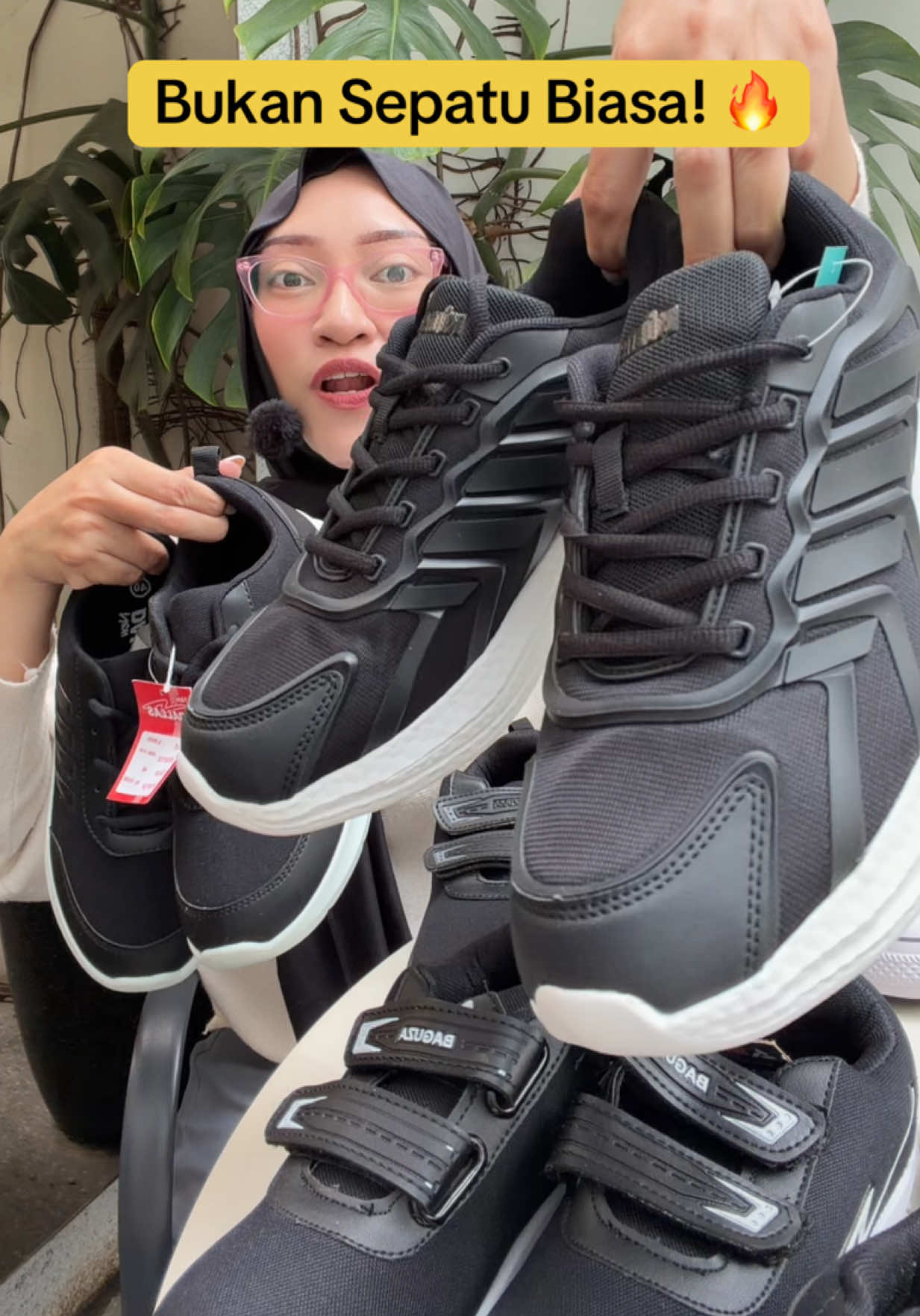 Anak udah berapa kali ganti sepatu karena cepet rusak? 😅 Tenang, yang ini kuat banget, keren, dan ukurannya lengkap semua! 👟✨”. . #sepatusekolah #sepatuhitam #gajiansale #promoguncang1010 #promoguncang1111 