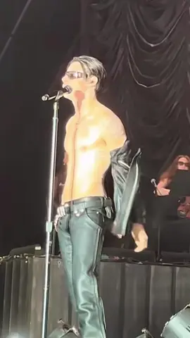 Your daily serotonin, fix !!  ##yungblud##yungbludarmy##blackheartsclub##concerts##america