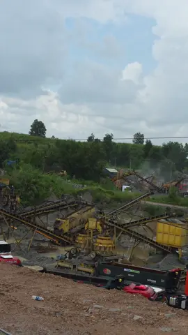 Các mỏ lớn hoạt động hết công xuất. nhưng vẫn không đủ đá cấp cho thị trường .