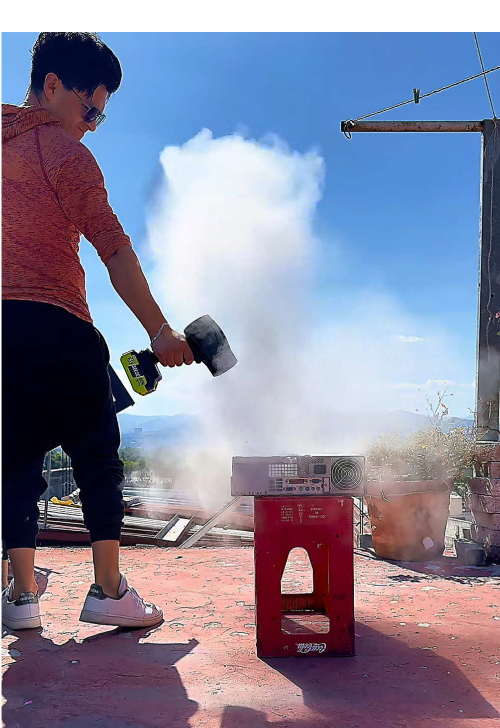 ¿Tu compu va lentísima y se calienta por todo? 😩🔥 El polvo es el enemigo número 1… y esta sopladora eléctrica es la solución. 💨 Limpia tu PC, consola, teclado o incluso tu coche sin cables y con potencia turbo jet. #Sopladora #LimpiezaPC #GamerSetup #MantenimientoPC #Tecnología   