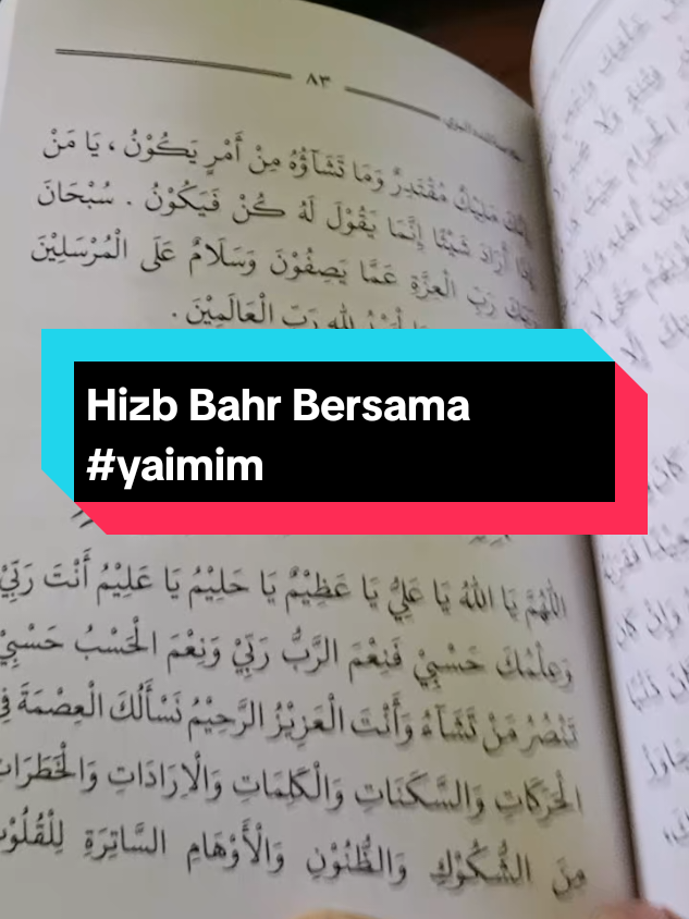 Salah satu bacaan hizib yang masyhur dan banyak dibaca oleh para ulama, santri dan para pengamal tarekat (khususnya tarekat Syadziliyah) adalah Hizib Bahar. Bahar memiliki arti laut. Kumpulan dzikir ini dinamakan “Hizib Bahar” karena konon sebelum disebarkan secara luas, hizib ini dibiarkan menggenang di laut, dan juga dikarenakan di dalam hizib ini disebutkan kata “Bahr”. Hal ini seperti dijelaskan dalam kitab al-Kunuz an-Nuraniyah:   وسمي حزب البحر لأنه وضع في البحر، ولما ورد فيه من ذكر البحر، ويسمى الحزب الصغير أيضا. “Hizib ini disebut dengan Hizib Bahar (laut) karena hizib ini pernah ditaruh di laut, dan juga karena di dalamnya disebutkan kata al-Bahr. Hizib ini juga dinamakan dengan al-Hizib ash-Shaghir” (Sayyid Mukhlif Yahya al-‘Ali al-Hudzaifi al-Husaini, al-Kunuz an-Nuraniyah, Hal. 350) Sumber: https://islam.nu.or.id #hizbbahr #yaimim #rezekiberlimpah🤲 Mohon izin memakai suara Pak Yai @roseenjoysherlife 