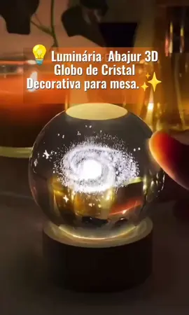 Luminária Decorativa de mesa globo LED bola de cristal 3D USB vidro Base madeira abajur presente 6 cm ✨ Deixe sua decoração brilhar com um toque mágico! ✨ 👉 Garanta agora mesmo, Copie o 🆔  CFX-HFC-XMS Na Shopee Ou pegue o link na Bio 💖 #LumináriaDecorativa #LuzDaLua #PresenteCriativo #DecoraçãoAconchegante #AbajurLED