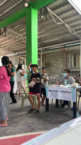 Saw these kids carrying their dogs for free anti vaccinations 🥺