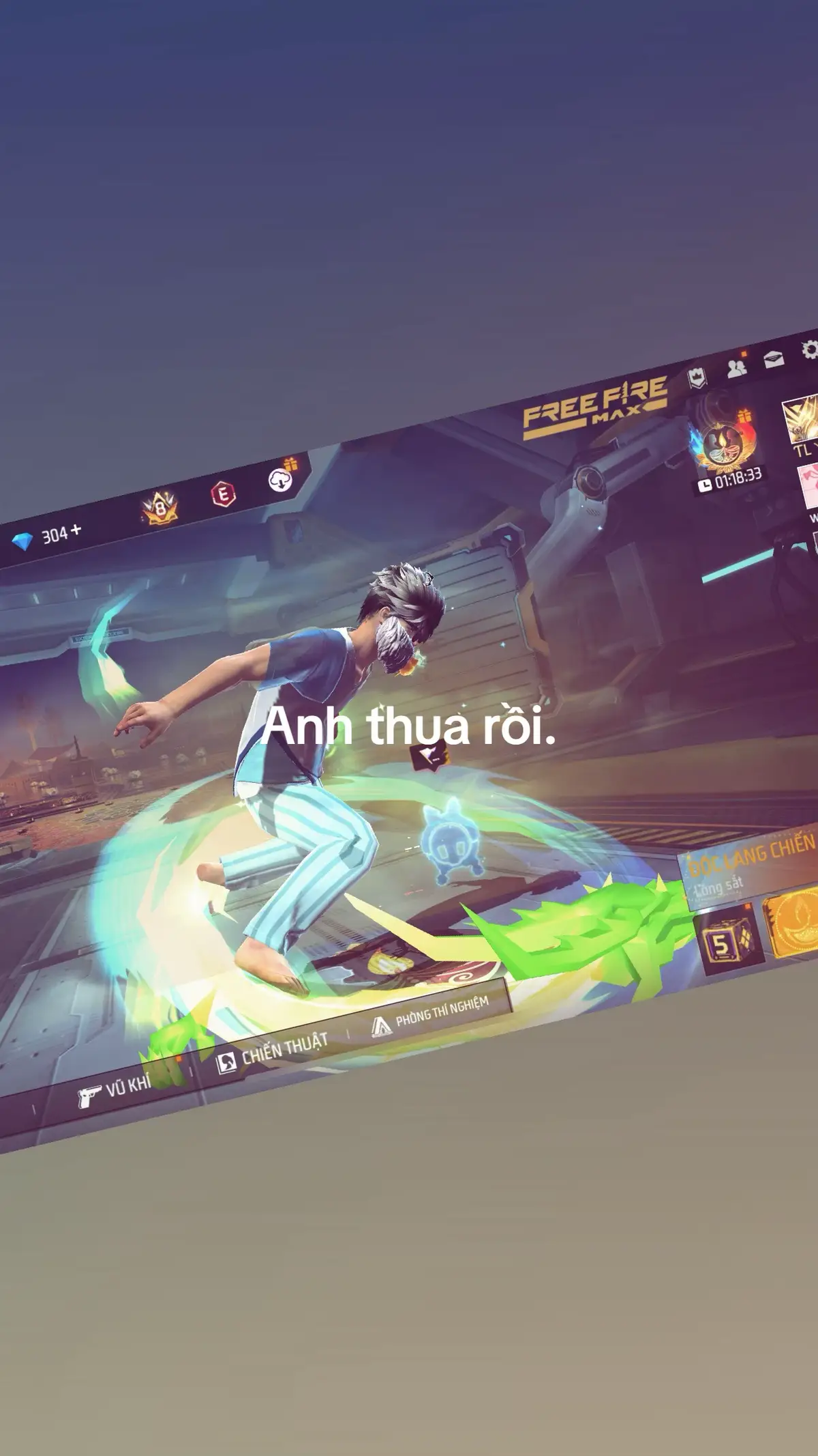 Anh thua rồi, nhỏ à. Thua trong chính tình yêu mà anh từng tin là mình có thể giữ được đến cùng. Anh cứ nghĩ chỉ cần yêu chân thành, chỉ cần đủ kiên nhẫn, thì em sẽ ở lại. Nhưng hóa ra, lòng người đâu có đơn giản như vậy. Có những thứ, dù anh có cố gắng đến mấy, vẫn chẳng thể níu nổi như cách bàn tay không thể giữ được nước, càng siết chặt, càng trôi nhanh. Anh nhớ em, không phải vì anh yếu lòng, mà vì kỷ niệm đôi khi chẳng chịu nghe lời. Mỗi lần đi qua con đường mình từng cùng nhau, mỗi khi nghe lại bài hát em thích, lòng anh lại dậy lên cảm giác cũ, vừa thương, vừa tiếc. Em từng là cả bầu trời của anh, là điều anh muốn bảo vệ nhất. Thế mà giờ đây, chỉ còn lại im lặng và khoảng trống không ai lấp nổi. Anh không trách em, cũng chẳng oán than. Vì anh hiểu, tình yêu vốn không phải là điều có thể cưỡng cầu. Người ở lại hay ra đi đều có lý do của riêng mình. Có lẽ, chúng ta gặp nhau chỉ để dạy nhau một bài học: rằng yêu hết lòng không phải lúc nào cũng được đáp lại, và đôi khi, buông tay mới là cách giữ cho nhau chút bình yên cuối cùng. Giờ đây, anh học cách mỉm cười khi nhớ về em, học cách chấp nhận rằng có những người chỉ đi cùng ta một đoạn đường. Anh thua nhưng là một thất bại khiến anh biết trân trọng hơn, biết yêu một cách trưởng thành hơn. Cảm ơn em, vì đã từng là “nàng nhỏ” của anh trong những năm tháng đẹp nhất. _nang nho_#xhhhhhhhhhhhhhhhhhhhhhhhhhhhhh #withyou #viral #freefire #captions 