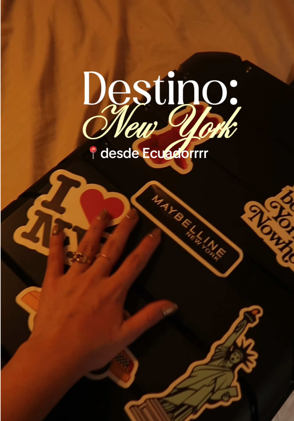 no me despiertes! en qué momento pasé de recibir una maleta full de #maybellinemakeup a un viaje hasta New York?💘🥲 #MNYExperience  Me las llevare conmigo para que se gocen este brandtrip soñado, que dices?🫵🏻✈️@Maybelline NY  In$t samanthaintriagomua #brandtrip #publicidad #newyork 