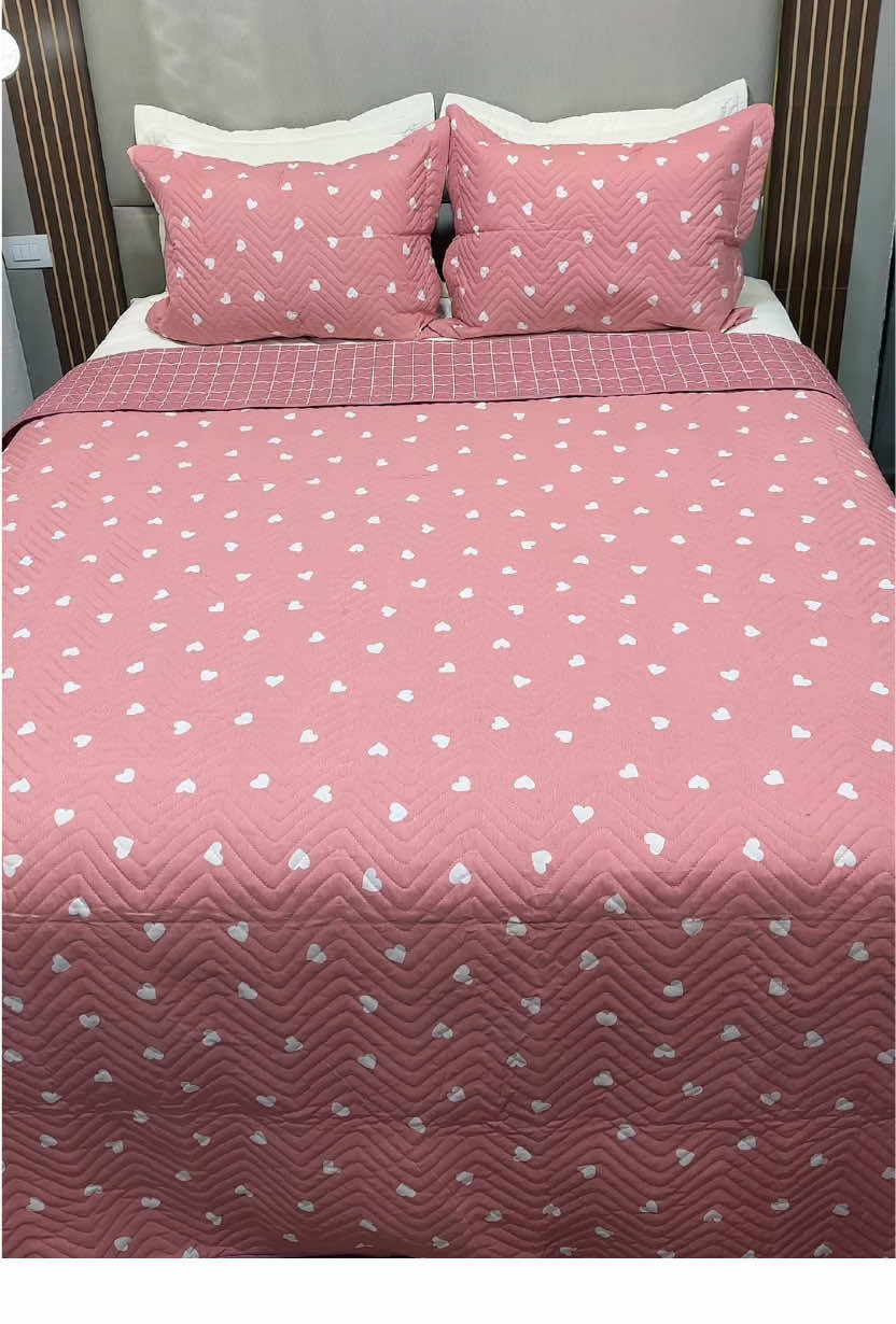Porque amor também se sente no toque da cama 💞 Cobre-leito Coração — macio, elegante e apaixonante! Disponível em tamanhos e cores que combinam com você. coração: #CobreLeitoCoração 💖 #AmorEmCadaDetalhe #QuartoRomântico #ToqueDeAmor #CamaPostaPerfeita @Julia Enxovais 