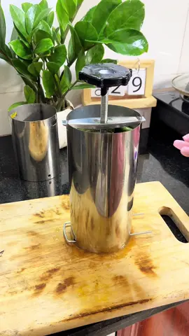 Ui cái không khí này sao nghe Tết cận kề thế chứ nị, mặc dù bây giừo mới tháng 9 âm 😂😂😂. Nhà ai thích ăn giò xào vào đây mua khuôn làm giò inox về tự làm tại nhà nha #khuonlamgioxao 