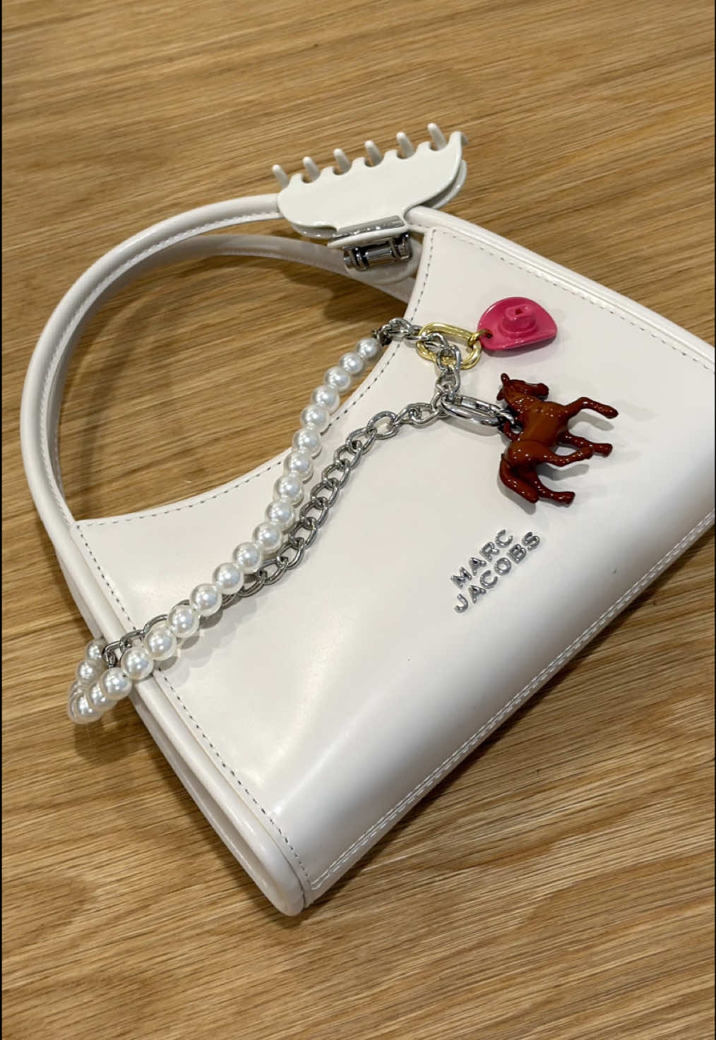 Your @marcjacobs bag charm really knows where to shop 😉