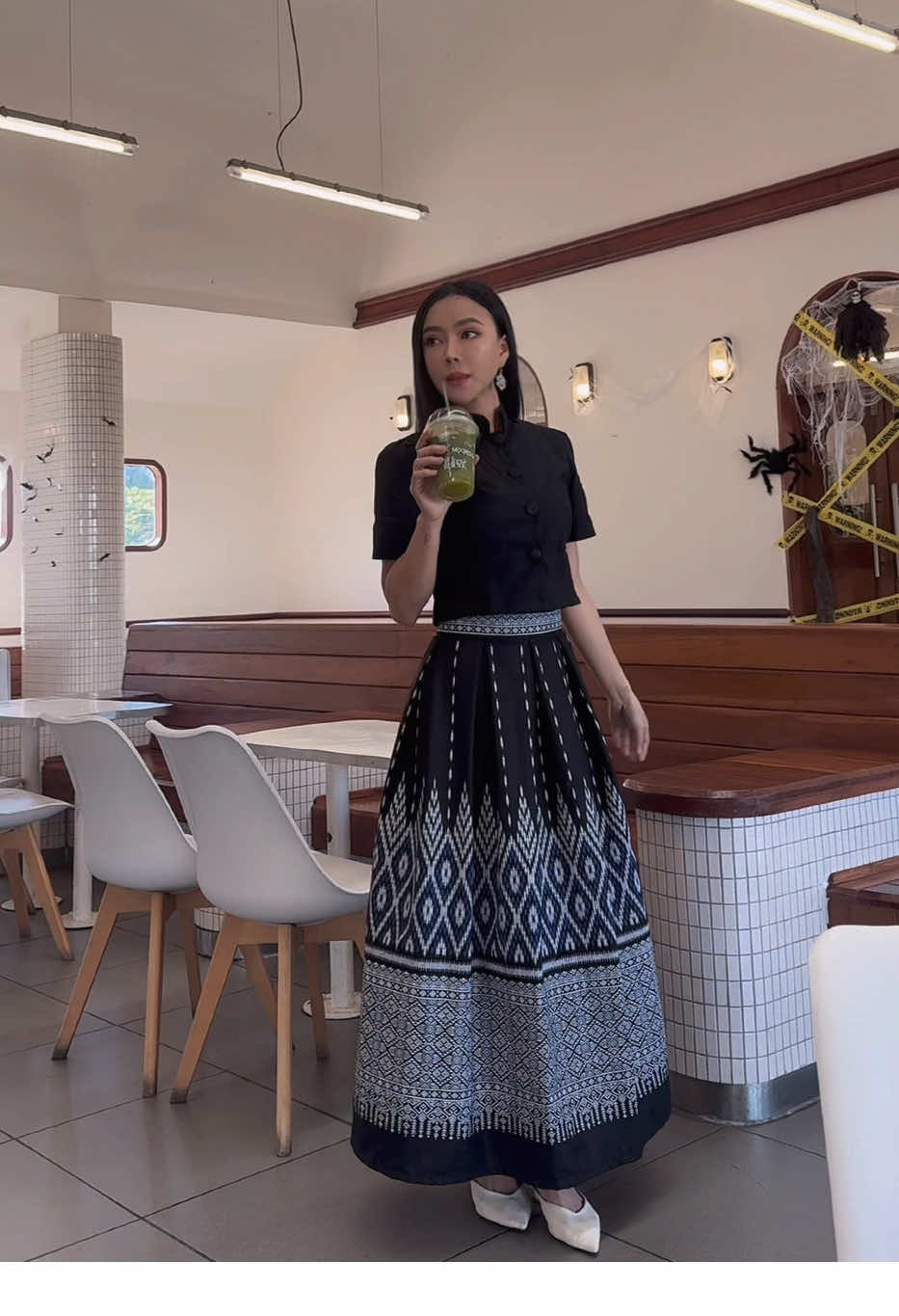กระโปรงรุ่นนี้ลายสวยมาก สีดำโทนสุภาพ มีจำนวนจำกัด #ชุดดํา #ชุดสุภาพ #ชุดไทยประยุกต์ #ชุดไทย #ชุดสีดํา 