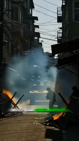 Cerca de 2,5 mil agentes das forças de segurança do Rio de Janeiro realizam uma nova fase da Operação Contenção, que tem como objetivo prender cerca de 100 integrantes do Comando Vermelho. As ações acontecem nos complexos do Alemão e da Penha, na Zona Norte da cidade. Houve confronto, incêndios e montagem de barricadas. Dois suspeitos da Bahia morreram, e um homem em situação de rua foi baleado. A ofensiva, com apoio do MPRJ, é resultado de um ano de investigação conduzida pela DRE. A operação envolve policiais civis e militares, além de helicópteros, blindados e equipes de resgate em uma ação integrada para conter o avanço da facção. #operacaopolicial #riodejaneiro #rj #penha #tiktoknotícias 