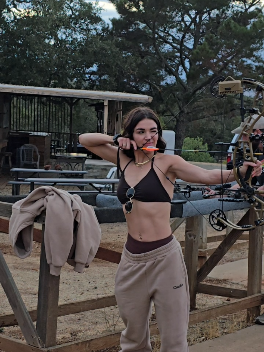 this has been my go to gym fit 👏🏻👏🏻 this @AUROLA ACTIVE halter bra is super comfortable and I love how the matching shorts are compressive and high waisted. plus the @Comfrt sweat suit is 10/10 and is def oversized. #gymfit #gymfits #gyminspo #GymTok #gymgirl 