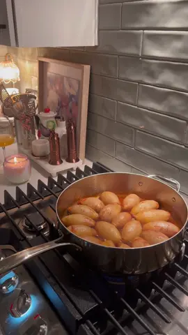 These stuffed onions (onion dolma) are to die for and I’m not exaggerating 😫🧅 ✨ Recipe available on my website ✨ Main Ingredients: 4-5 medium-sized yellow onions 1 medium yellow onion, finely diced 2 cloves garlic, minced 1 lb ground beef 2 small tomatoes, finely diced 1/2 cup jasmine rice, washed and soak in water 1/2 cup parsley, chopped 1 tsp paprika 1/2 tsp dried oregano 1/2 tsp red pepper flakes 1 tbsp olive oil 1 tsp salt  1/4 tsp black pepper Sauce Ingredients: 3 cups warm water 2 tbsp tomato paste 2 ½ tbsp pomegranate molasses 2 tsp beef bouillon paste Juice of 1/2 lemon 2 tsp honey 1 tsp cumin 1/4 tsp salt #cookwithme #homecooking #dinnerrecipe #onion #Recipe 