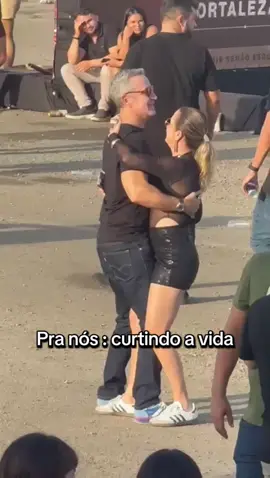 O sol de testemunha.  Nem parece que 22h estávamos com preguiça de ir ao show. #forró #tbtsafadão #casal #casalzão #virote 