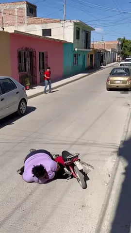 Pobre señora no le dio tiempo de frenar😖 #viral #tendencia #IA #humor  #comedia 