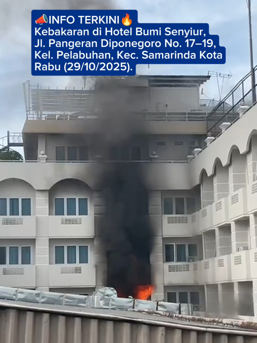 🚨🔥 INFO TERKINI — KEBAKARAN 🔥🚨 Rabu, 29 Oktober 2025 ⏰ Pukul 07.20 WITA Telah terjadi kebakaran di kawasan Hotel Bumi Senyiur, Jl. Pangeran Diponegoro No. 17–19 Kel. Pelabuhan, Kec. Samarinda Kota. 📍 Titik lokasi: Lantai 1 dan 2 👩‍🚒🔥 Saat ini proses penanganan masih berlangsung oleh petugas pemadam kebakaran, tim medis, dan kepolisian. 🚒🚑🚓 Mohon masyarakat sekitar tetap tenang dan menghindari area lokasi guna kelancaran proses penanganan. 🙏 Sumber : Istimewa #kebakaran #samarinda #infoterkini #darurat #tvrikalimantantimur    