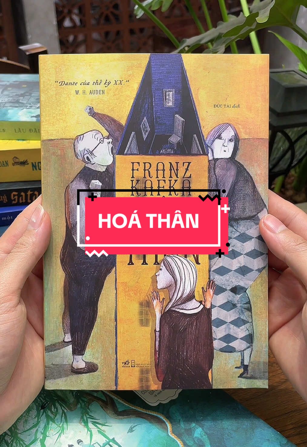 Hóa Thân – Khi Con Người Bị Nuốt Chửng Bởi Xã Hội Và Chính Mình. Trong “Hóa Thân”, kiệt tác của Franz Kafka, một buổi sáng tỉnh dậy, Gregor Samsa – người đàn ông cần mẫn nuôi sống cả gia đình – bàng hoàng phát hiện mình đã biến thành… một con côn trùng khổng lồ. Từ đó, cuộc sống của anh rơi vào vòng xoáy bi kịch: bị ghê tởm, xa lánh và quên lãng ngay chính trong ngôi nhà từng là nơi yêu thương nhất. Kafka không chỉ kể một câu chuyện phi lý, mà qua đó phơi bày sự tha hóa của con người trong xã hội hiện đại – nơi giá trị bị đo bằng tiền, còn lòng trắc ẩn bị bào mòn bởi ích kỷ và sợ hãi. “Hóa Thân” là tấm gương soi chiếu nỗi cô độc, tuyệt vọng và sự đánh mất bản thân giữa guồng quay của đời sống. Một tác phẩm ám ảnh và vượt thời gian – đọc “Hóa Thân”, bạn sẽ nhận ra đôi khi điều đáng sợ nhất không phải là quái vật, mà là con người.#tiemsachbinhyen #BookTok #sach #sachhay #hoathan 