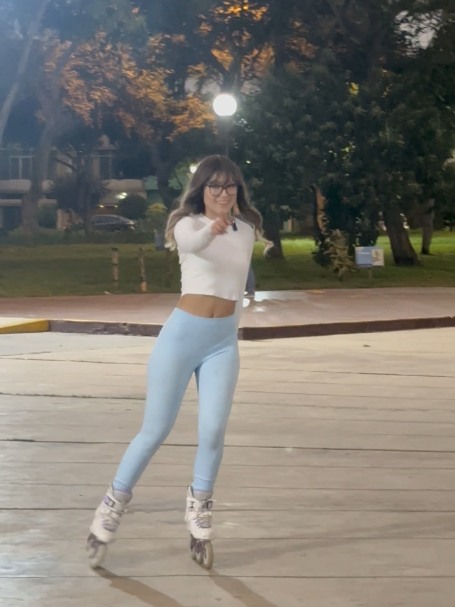 Actúe normal🫣Tu chica en patines ahi viene . . #crush #girlfriend #patinadora #gymboy  #deporte 