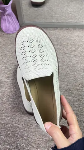 Rekomendasi sepatu slip on wanita kekinian. Simple, elegan, tapi tetap manis buat daily wear. Wajib punya nih 👟💕. #sepatuslipon #seaptuwanita #sepatuwanitakekinian #modalkontendoang 