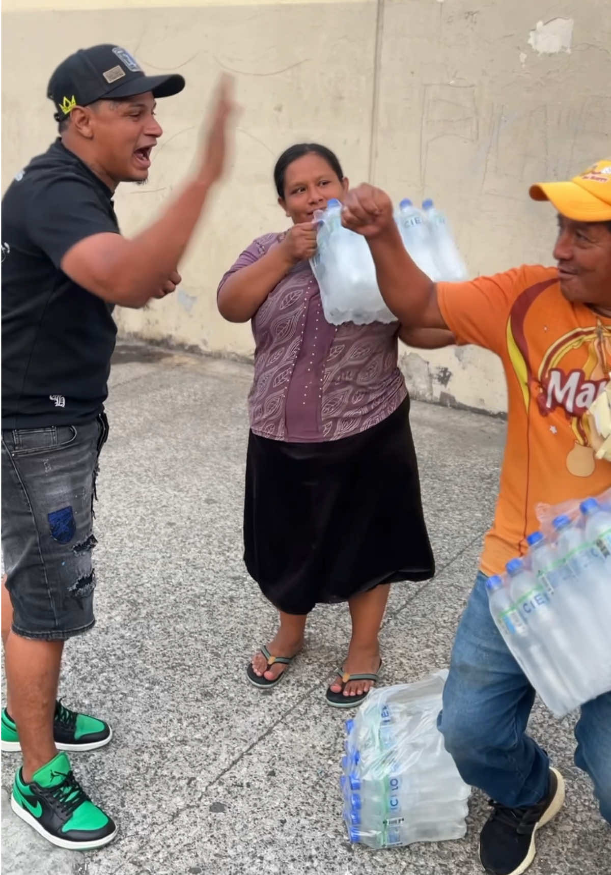 Regalamos paca de agua para que la gente siga generando los verde💸 @Pelao Firmita ✍️ 