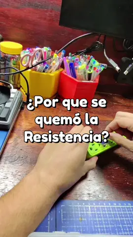 Respuesta a @cferrertoro  ¿Por qué aunque calculé bien la resistencia para el LED, la resistencia se estaba quemando? #Electronica #AprendeEnTikTok #RRVRuiz #datoscuriosos #RRVRuizExperimentos 