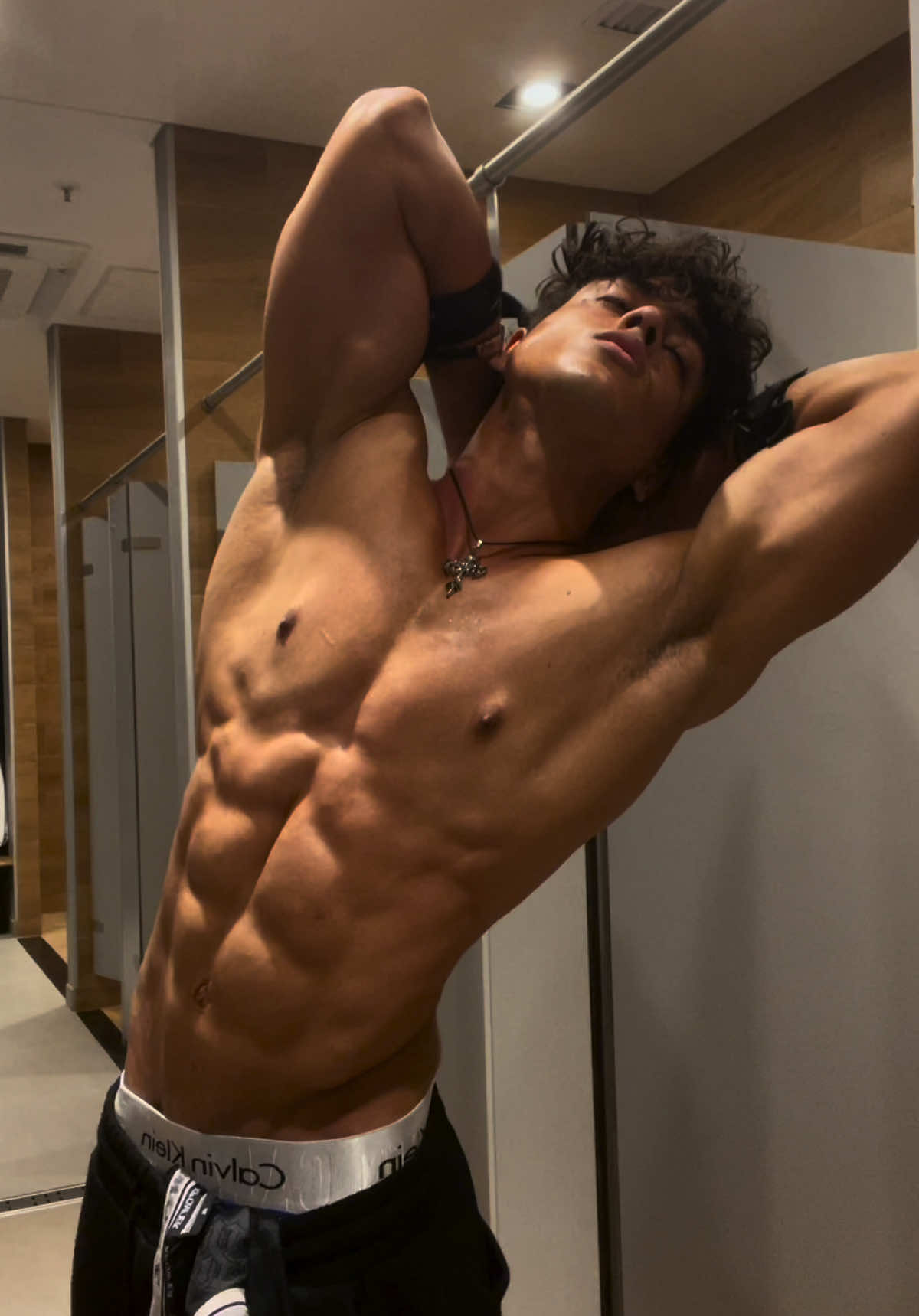 Guía de déficit en el link de  mi perfil 🫴☑️#GymTok #aesthetics #posing #transformaciones #cambios 