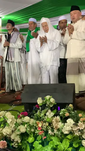 Tidak semua orang paham jalan cinta, seperti yang Abah ajarkan Tapi saya bersyukur masih diberi hati untuk mencintai, bukan membenci. #fyp #habiblutfibinyahya #habibzaidanyahya #trending #tegal 