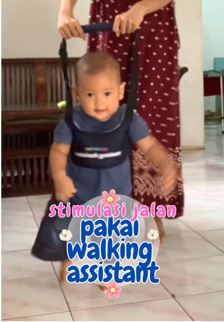 mungkin karna adek lebih berani dan percaya sama ayahnya , kalau sama ibunya dia kek manjaaa gituh 🥲 #stimulasijalan #stimulasi #jalan #anak #bayi 