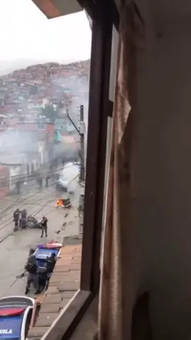 Polícias cercados por gangues no Rio de Janeiro 28 de outubro #riodejaneiro 