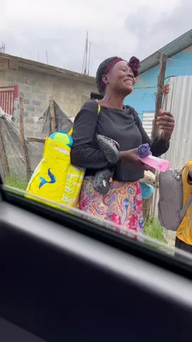 La Vi Caminar Con Su Niño Tratando De Vender De Su Mercancía, Le Pedí Descuento Y El Niño Dijo Si