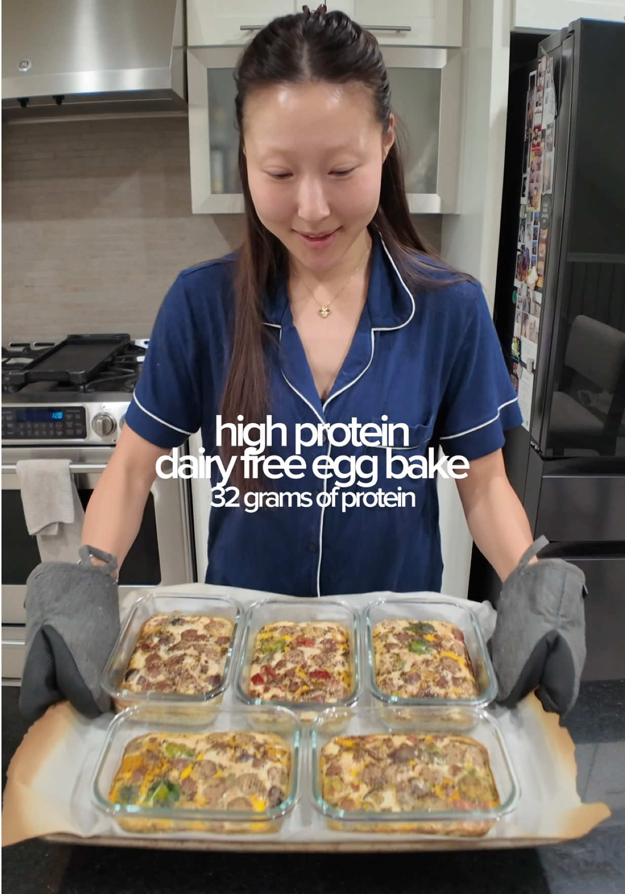 High protein no dairy egg bakes 😋🥚 Macros: 32P 15F 5C Instructions/ingredients: - Coat oven safe glass containers with avocado oil (wipe edges with paper towel to prevent sticking) - 1 whole egg - 1/2 cup liquid egg whites then mix - 1/2 cup mixed frozen vegetables - 3 mini chicken sausage links cut into small pieces - salt and pepper Bake at 400F for ~30 min then let it cool. Microwave around 1-1.5 minutes to reheat If you’re not sensitive to dairy and want to add more protein add half cup of cottage cheese! #highproteinmeals #eggbake #dairyfree #mealprep #mealprepideas 