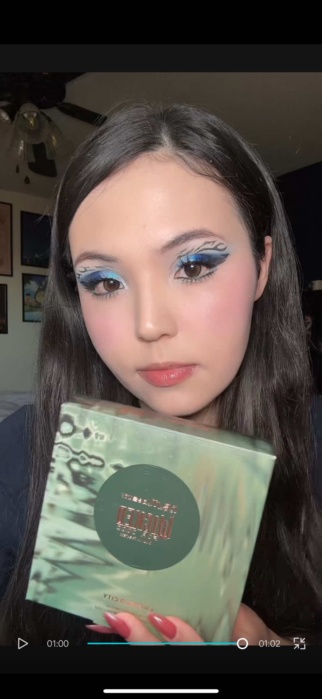 Silver metallic eyeliner! This one also has a bit of green sparkle in it, but it’s not noticeable from far away! Thank you r.e.m. beauty for sending these graphic eyeliners over! #graphicliner #graphiclinertutorial #graphiclinermakeup #rembeautyxwicked #rembeautybyarianagrande 