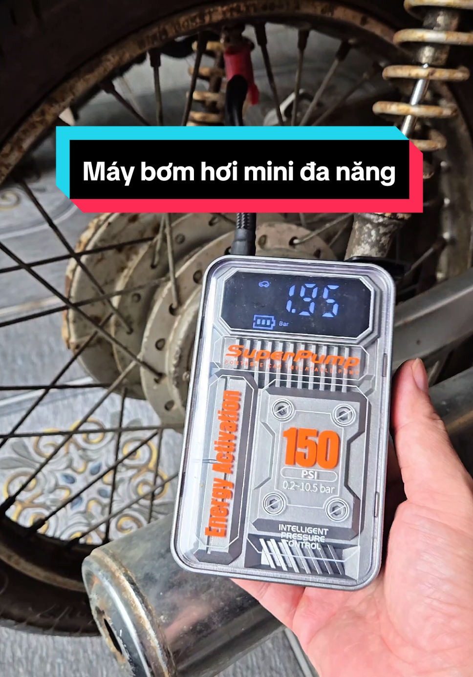 Máy bơm hơi mini,  kích thước nhỏ gọn,  bơm lốp ô tô,  xe máy,  bóng bay,  bóng đá. Có thể làm sạc dự phòng,  kiêm đèn pin,  kích thước nhỏ gọn,  tiện lợi.  #maybomlopxemini #maybomhoidanang #maybomhoimini #dexuat #congnghe @C.tech, smart things and more @C.tech, smart things and more @C.tech, smart things and more 
