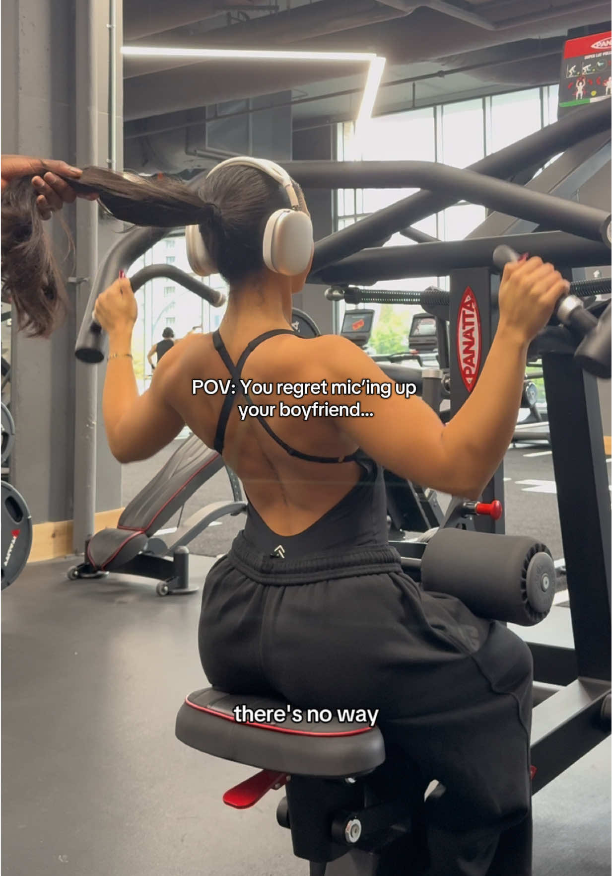 ITS BACK DAYYY BESTIES 🤭 and we bringin the bf along for the day … join our yap session with us. Are we working harder, or hardly working 👀 let us know what you think about the mic series #backday #couplegoals #gymcouple #upperbodyworkouts 