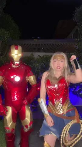 Iron man y mujer maravilla después de las 12 am 😝 @Caín Guzmán 