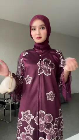 hijablabel_hl burgundy superandduper mewah🥰#hijablabel_hl #onesetkekinian #fashionmuslimoutif 