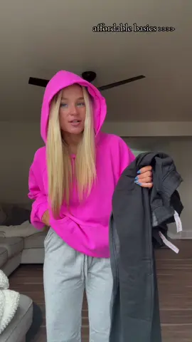 wearing in a size small🫶🏻 #sweatpants #basics #fashion #loungewear #closetstaples 