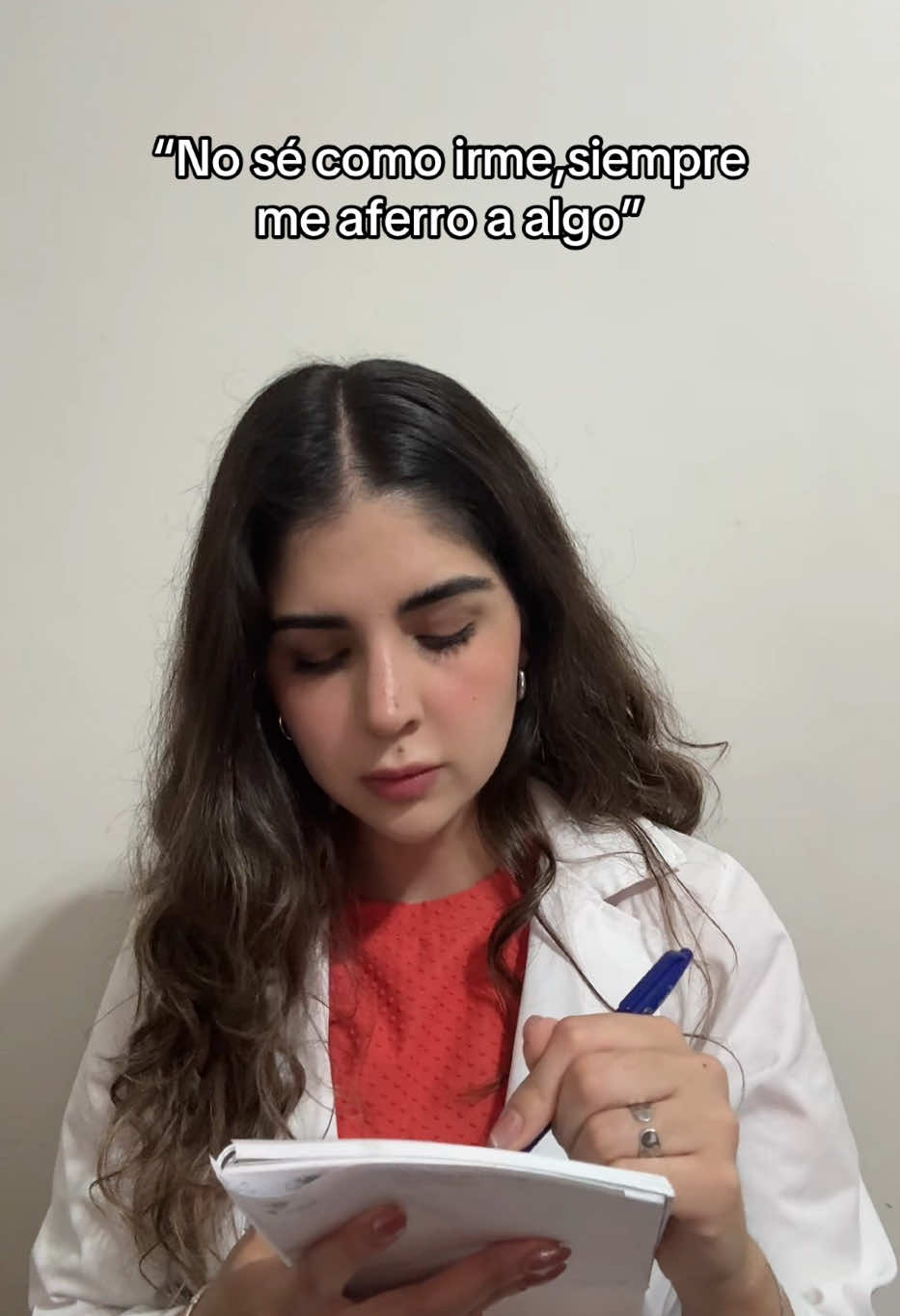 Este tipo de vínculo no surge de heridas emocionales no resueltas, como la falta de amor propio, experiencias de abandono o carencias afectivas en la infancia Romper la dependencia emocional no significa dejar de amar, significa aprender a amar sin perderte en el otro. Implica trabajar la autoestima, poner límites, reconocer tus necesidades y construir una relación sana contigo mismo❤️‍🩹 #dependenciaemocional #relacion #pareja