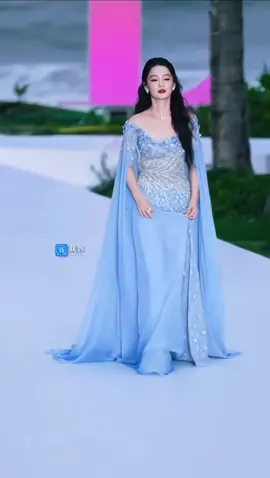 Dịu dàng như gió xuân, thanh lãnh như mây trời. #lytham #LýThấm #李沁 #LiQin #elle 