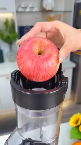 Extrator de sumos a frio masticante — mais nutrientes, mais sabor e muito mais saúde no seu copo! 🥤 Ideal para sucos naturais, frescos e cheios de energia. 🌿 #ExtratorDeSumos #SucoNatural #VidaSaudável