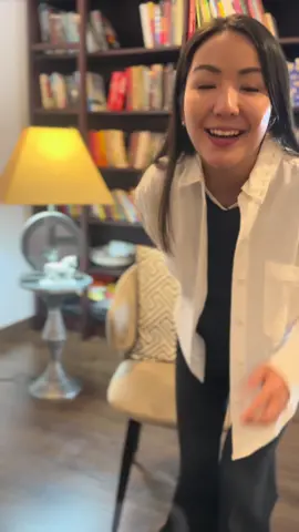 Kapal nggak tenggelam karena air di luar. Kapal tenggelam karena air yang masuk ke dalam. Begitu juga dengan kita. 🌊 Kadang bukan dunia luar yang bikin kita hancur, tapi isi pikiran yang kita biarkan penuh dengan takut, marah, dan rasa nggak cukup. Kamu nggak bisa kendalikan lautnya, tapi kamu bisa belajar menjaga isi kapalmu. ⠀ 🌿 Mulai dari sini: 1️⃣ Sadari saat “air” mulai masuk. Begitu kamu overthinking atau kebawa emosi, berhenti sebentar. Tarik napas panjang. Tubuhmu tahu cara menenangkanmu. 2️⃣ Lepaskan yang bukan punyamu. Nggak semua beban harus kamu bawa ke hati. Bisikkan dalam hati: “Ini bukan punyaku.” 3️⃣ Isi kapalmu dengan hal baik. Syukuri hal kecil. Tulis satu hal yang bikin kamu tenang hari ini. Semakin kamu isi dengan kedamaian, semakin kuat kamu menghadapi ombak apa pun. ✨ Selama kamu bisa jaga isi kapalmu tetap tenang, kamu nggak akan tenggelam — seberat apa pun ombaknya.