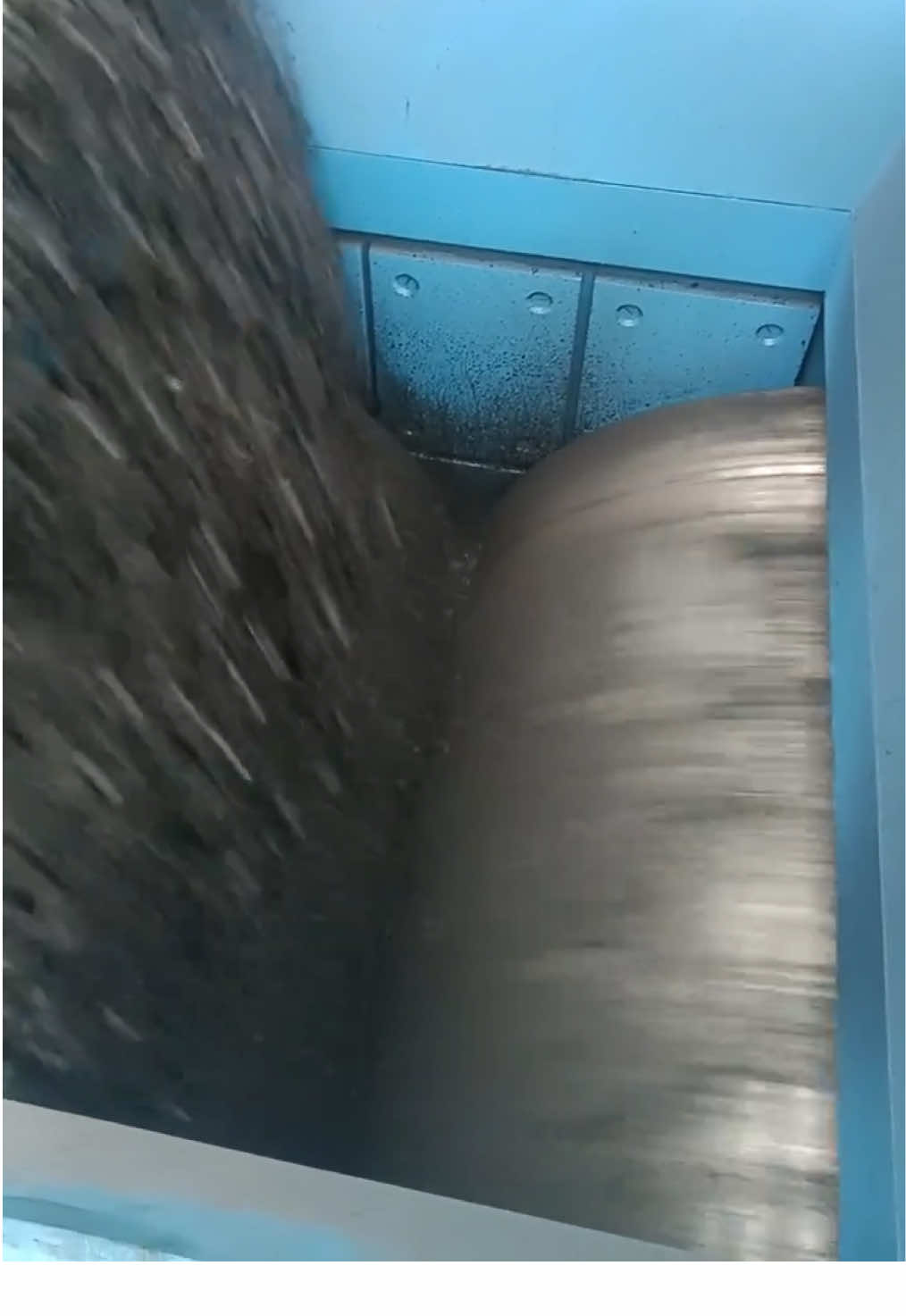 Two 1510 fully hydraulic double-roll crushing machines were being commissioned on site. #FullyHydraulicDoubleRollCrushingMachine